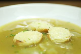 Vynikající francouzská cibulačka s vínem a sýrovými krutonky | Toprecepty